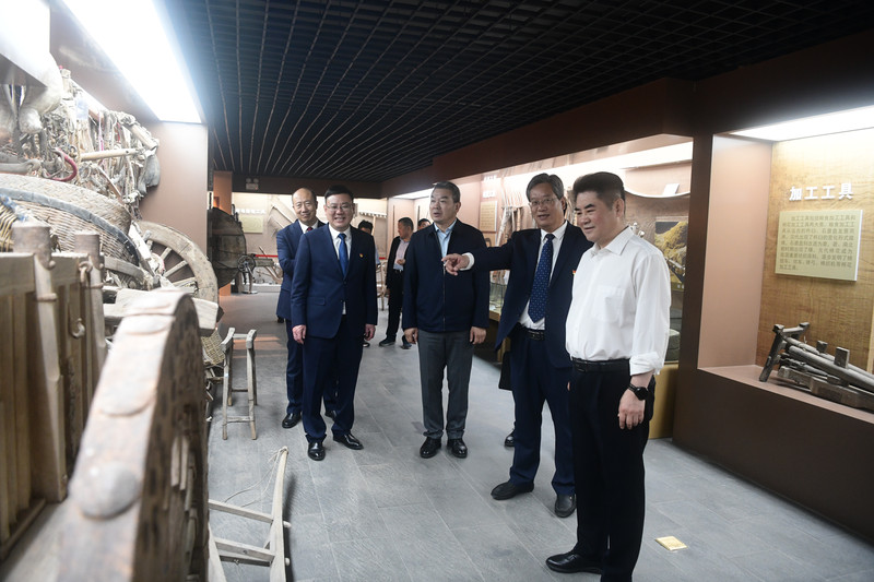 2023年5月29日省教育厅副厅长邓伟甘肃农垦集体总经理张彦参观我校农展馆.jpg